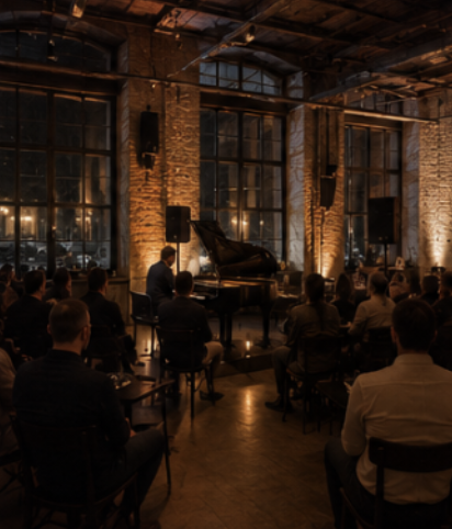 Publiczność słuchająca koncertu fortepianowego w industrialnej sali Lavionis Guide